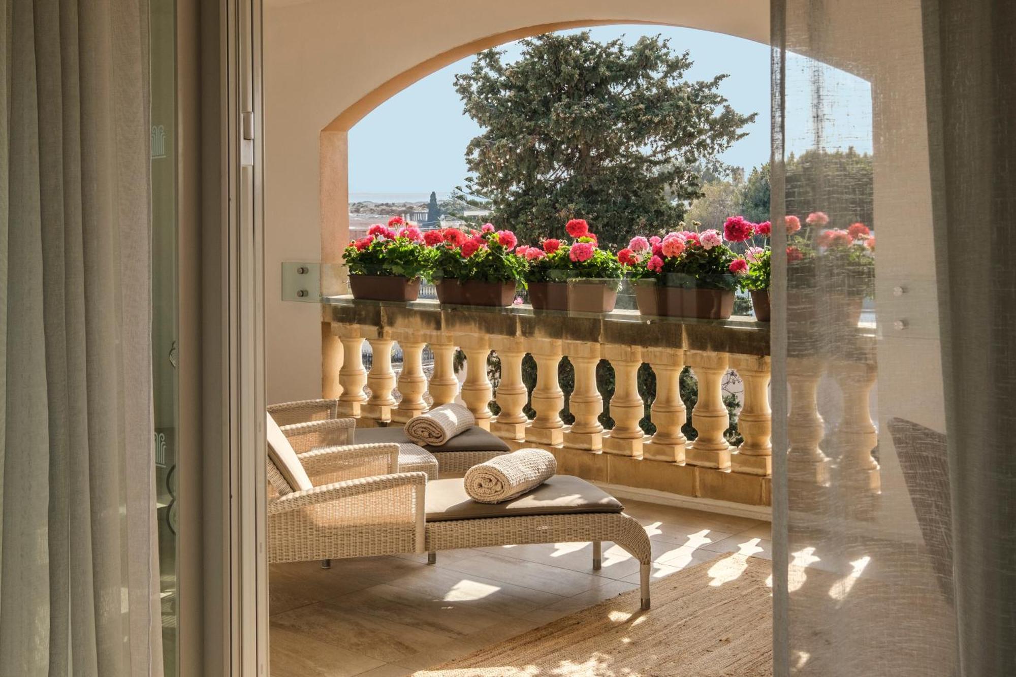 克林希亚酒店 阿塔德 外观 照片 A balcony at the Four Seasons Hotel, Rome